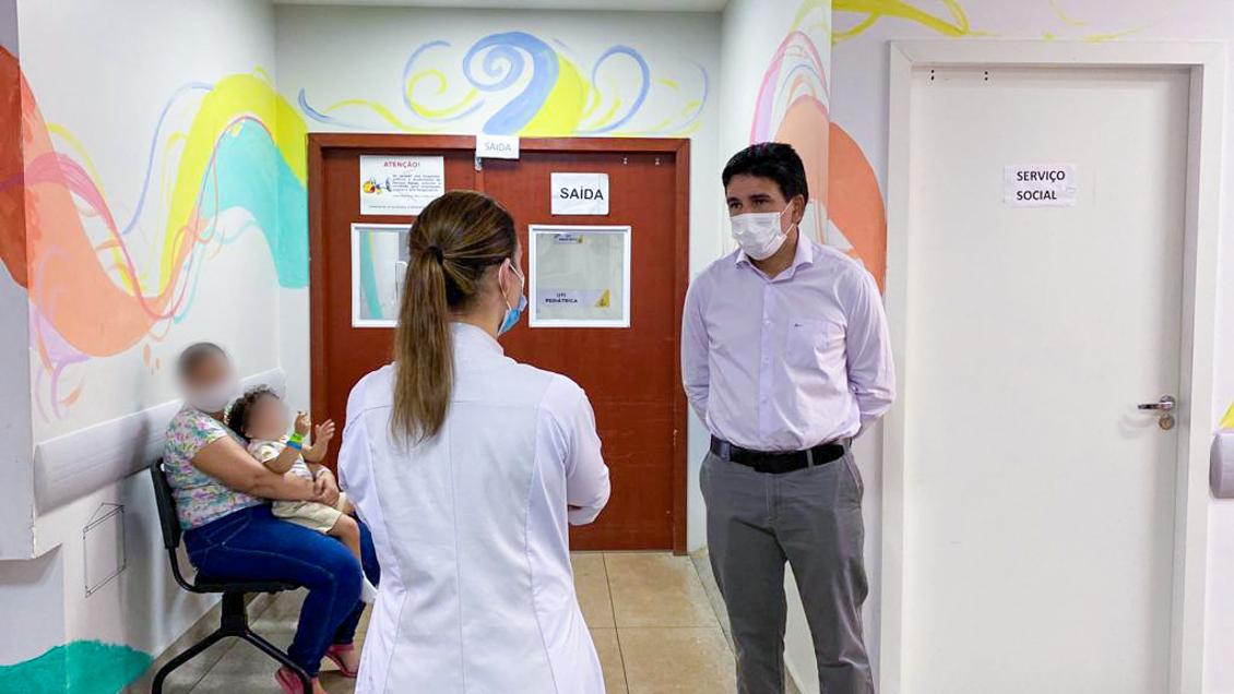 Professor Júnior Geo durante visita no Hospital Geral de Palmas.