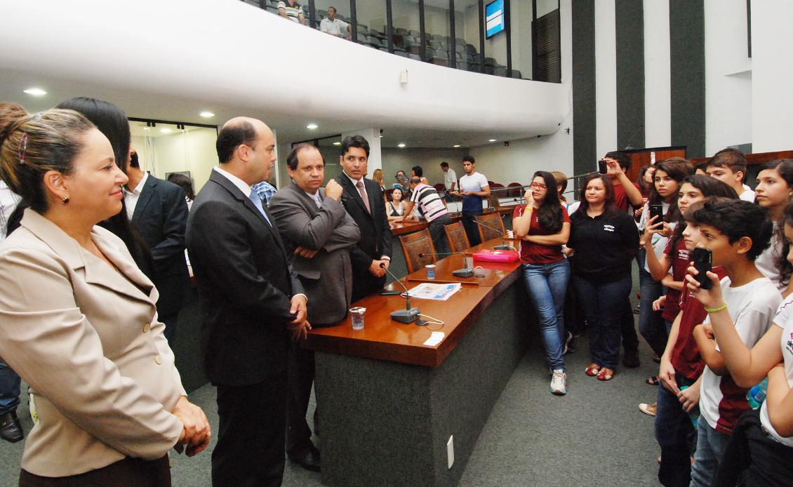 Deputados recebem estudantes do colégio Olimpo