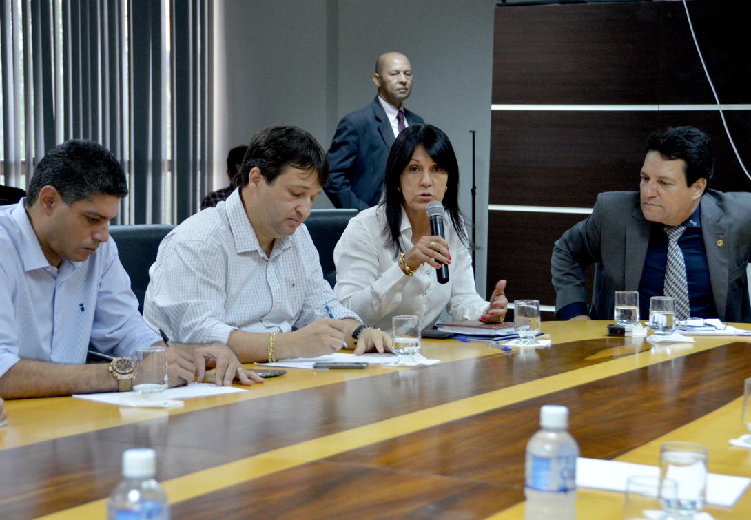 Empresários e deputados em busca de solução para equilibrar as contas do Estado