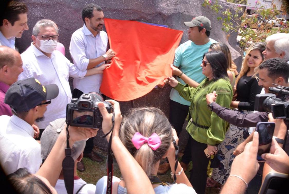 Descerramento da placa de inauguração em obra do município. Descerramento da placa de inauguração em obra do município.