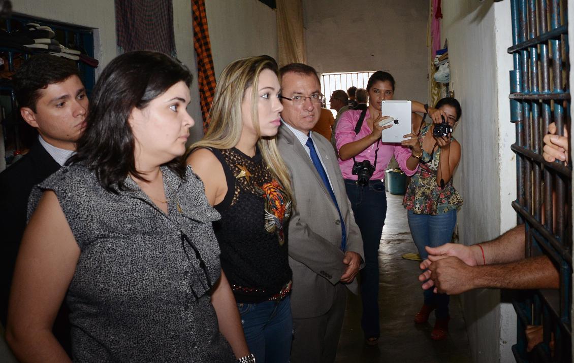 Luana e representantes da OAB/TO e MPE conversam com presos na CPP de Gurupi.