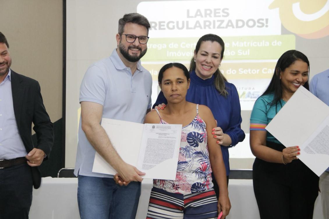 Deputado Mantoan e prefeita Cinthia entregaram os certificados aos moradores 