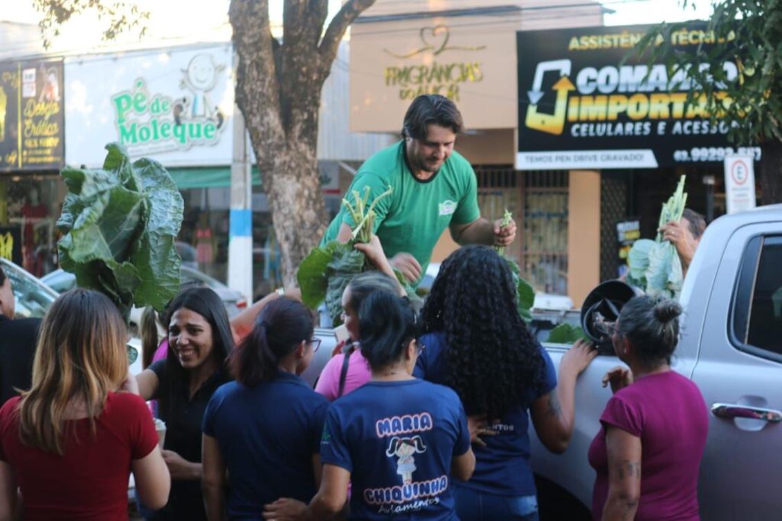 Eduardo Fortes distribui hortaliças na Avenida Goiás, em Gurupi
