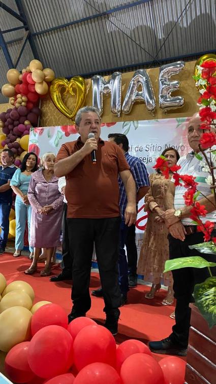 Jair Farias em festa para as mães de Sítio Novo