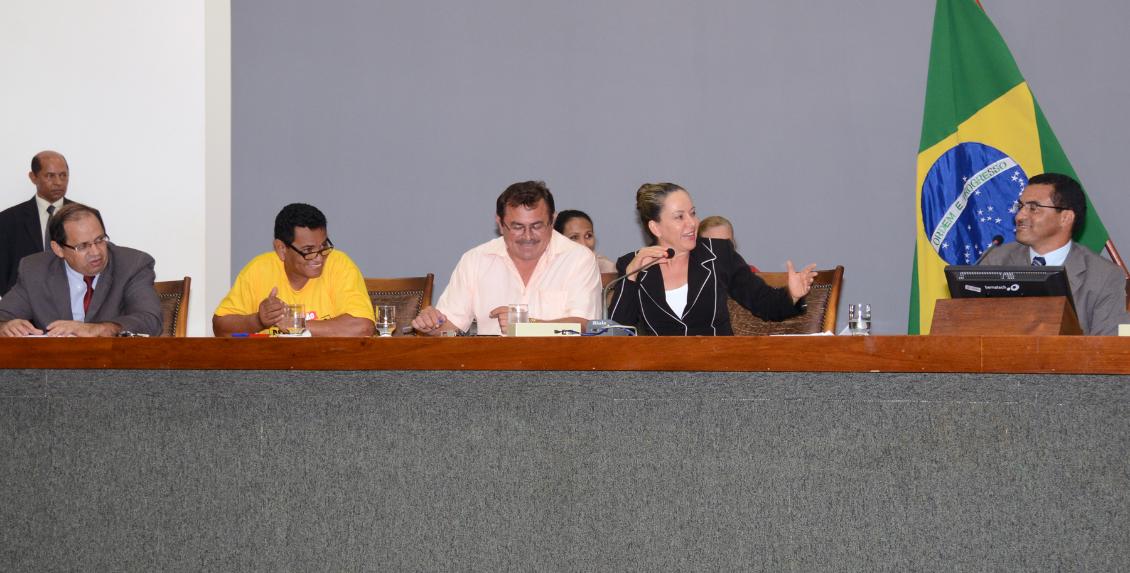 Deputados intermediam negociações entre Educadores e Governo