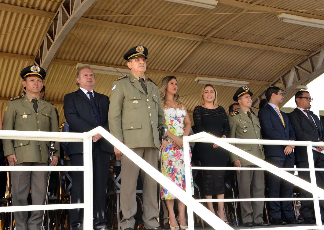 Luana compõe palco durante posse de novo comandante 