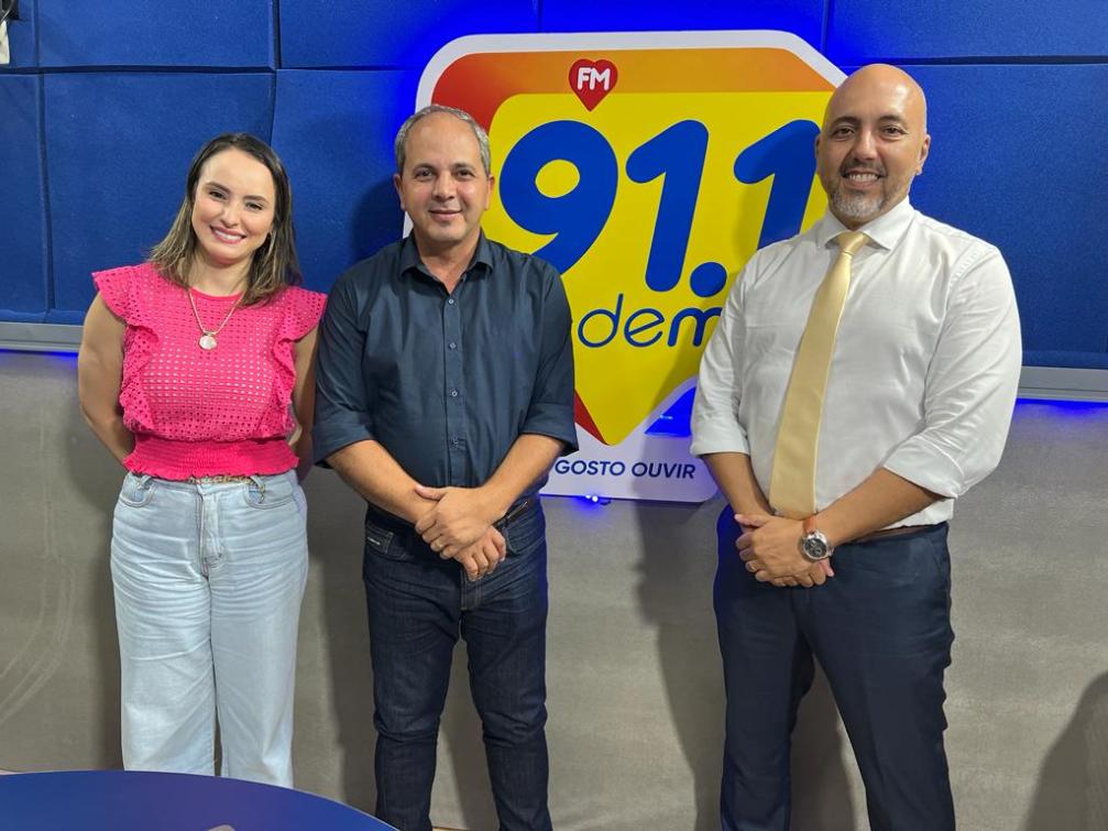 Wiston Gomes e os apresentadores Emerson Alencar e Thamara Cruvinel 