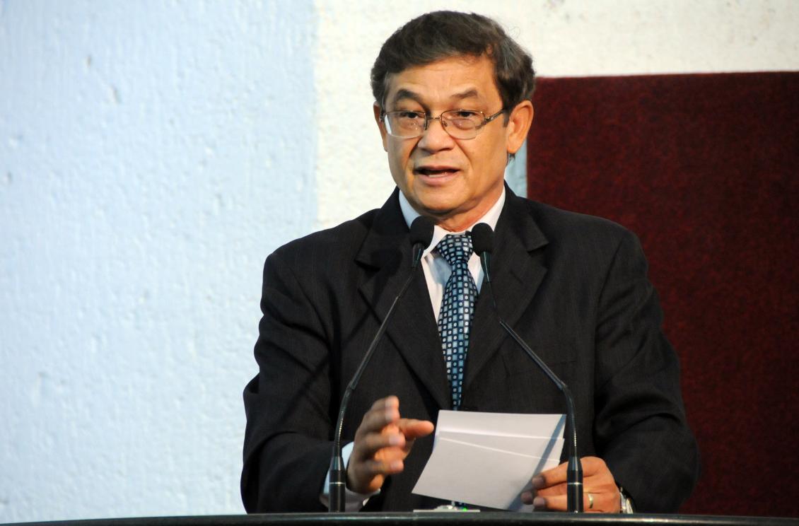 Deputado anuncia que vai se ausentar Deputado anuncia que vai se ausentar