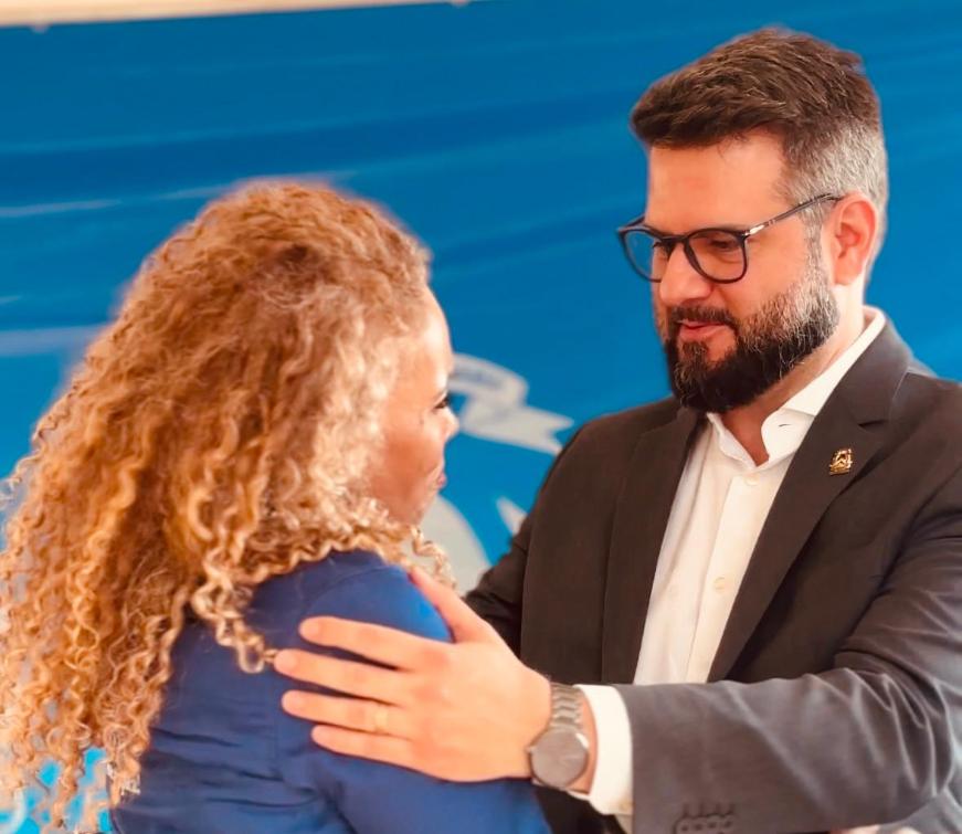 Maria Dalva é acolhida pelo deputado Maria Dalva é acolhida pelo deputado