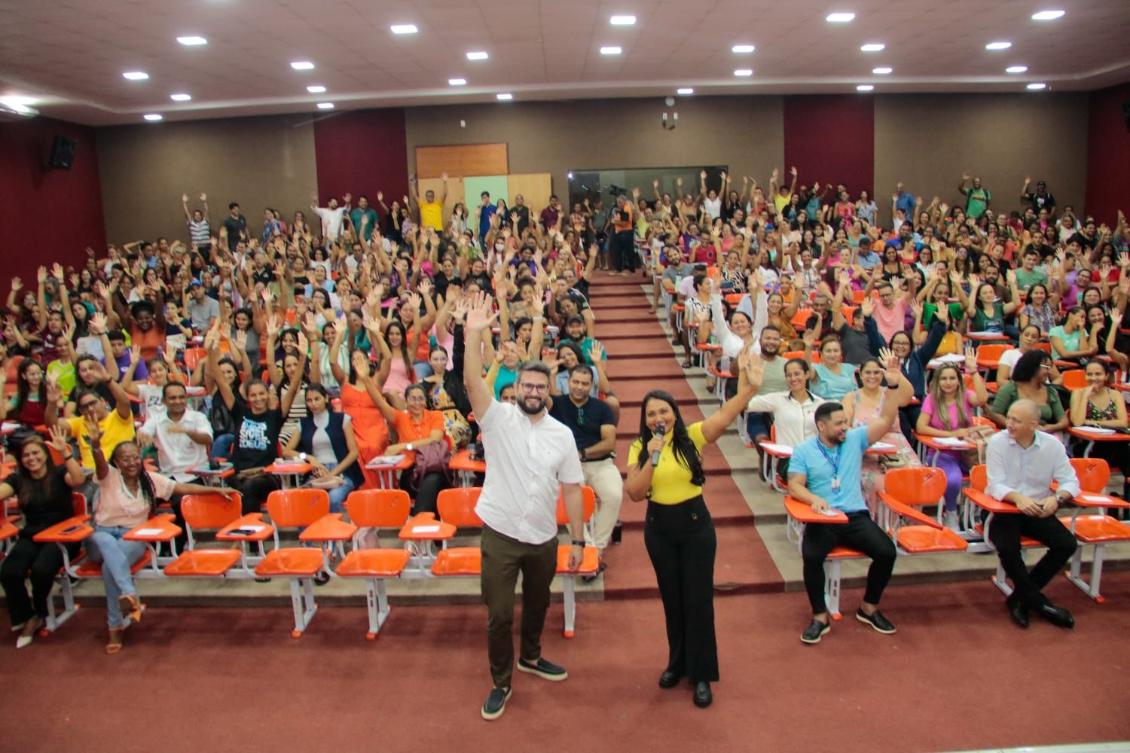 Auditório da escola ficou lotado durante o lançamento do cursinho