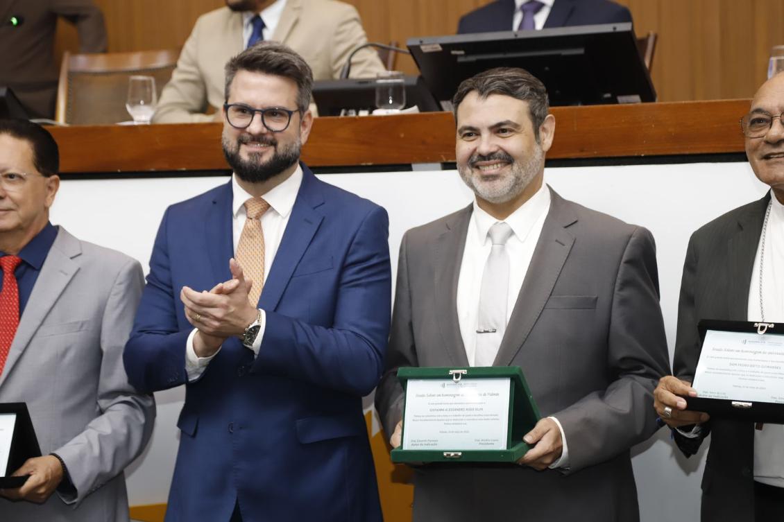 Giovanni recebendo a homenagem no Plenário Giovanni recebendo a homenagem no Plenário