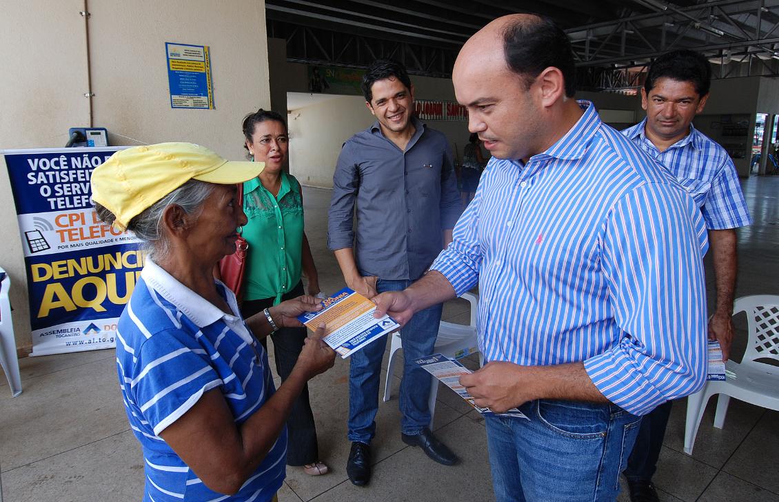 Sandoval participa de coleta de reclamações