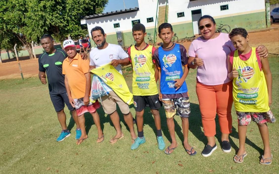 Escolinha de futebol recebe materiais esportivos