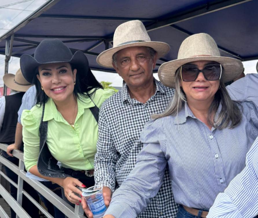 Parlamentar se juntou ao prefeito Jesus Evaristo e à vice-prefeita Simone Do Temis Parlamentar se juntou ao prefeito Jesus Evaristo e à vice-prefeita Simone Do Temis