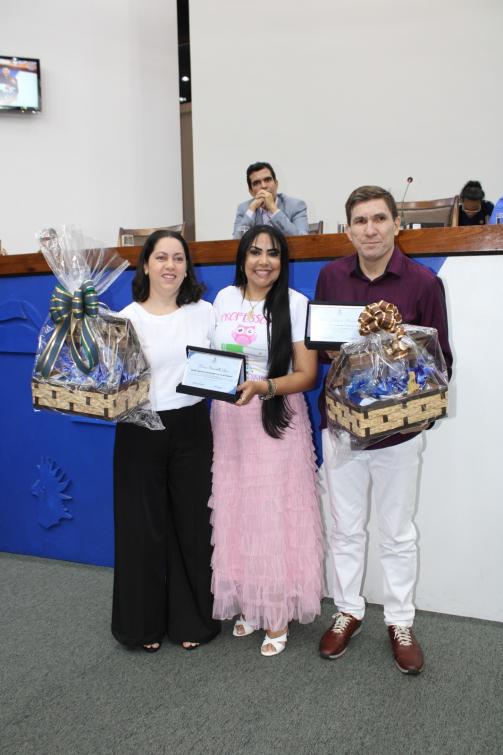 Professora Janad Valcari parabenizando os homenageados