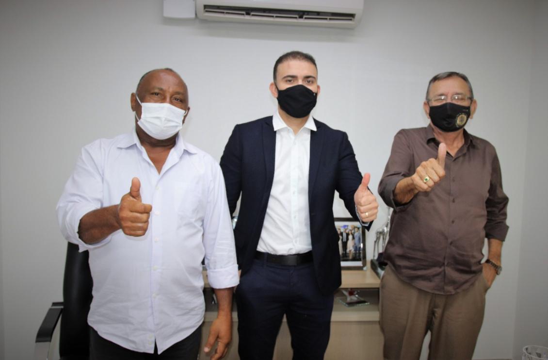 Deputado Léo Barbosa, prefeito de Pium, Valdemir Barros,  e vice-prefeito Babilônia