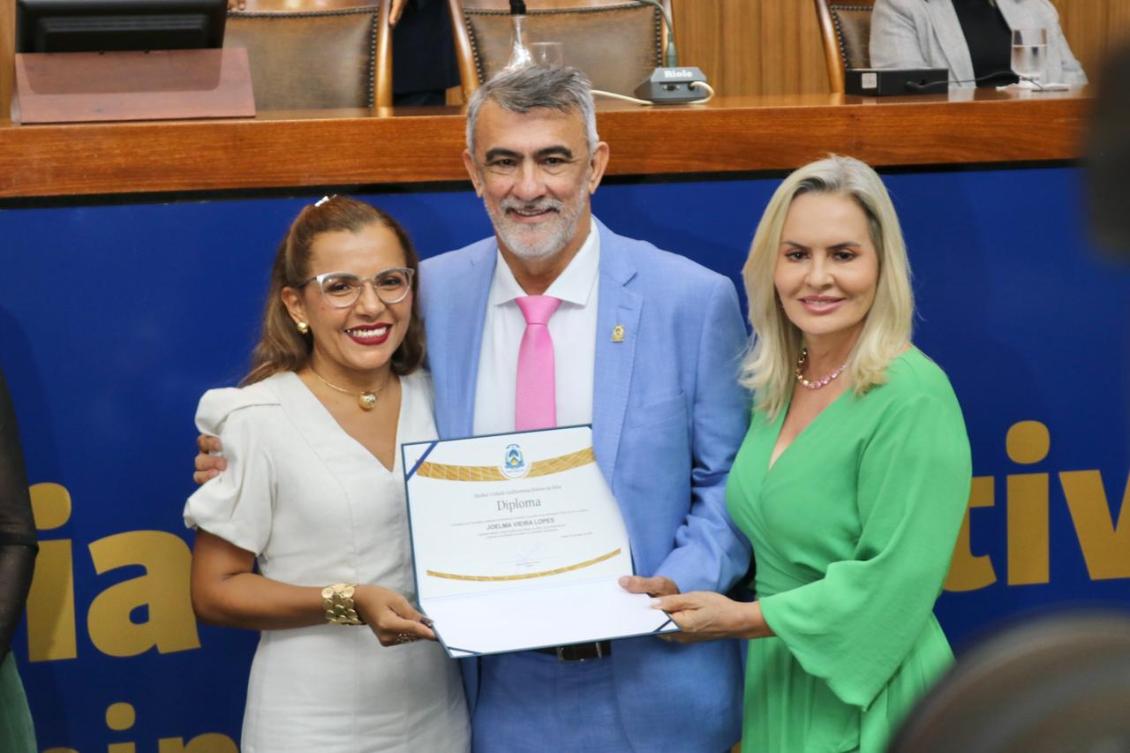 O presidente da Casa e a primeira-dama da Aleto, Geneci Almeida, entregaram o Título à homenageada.