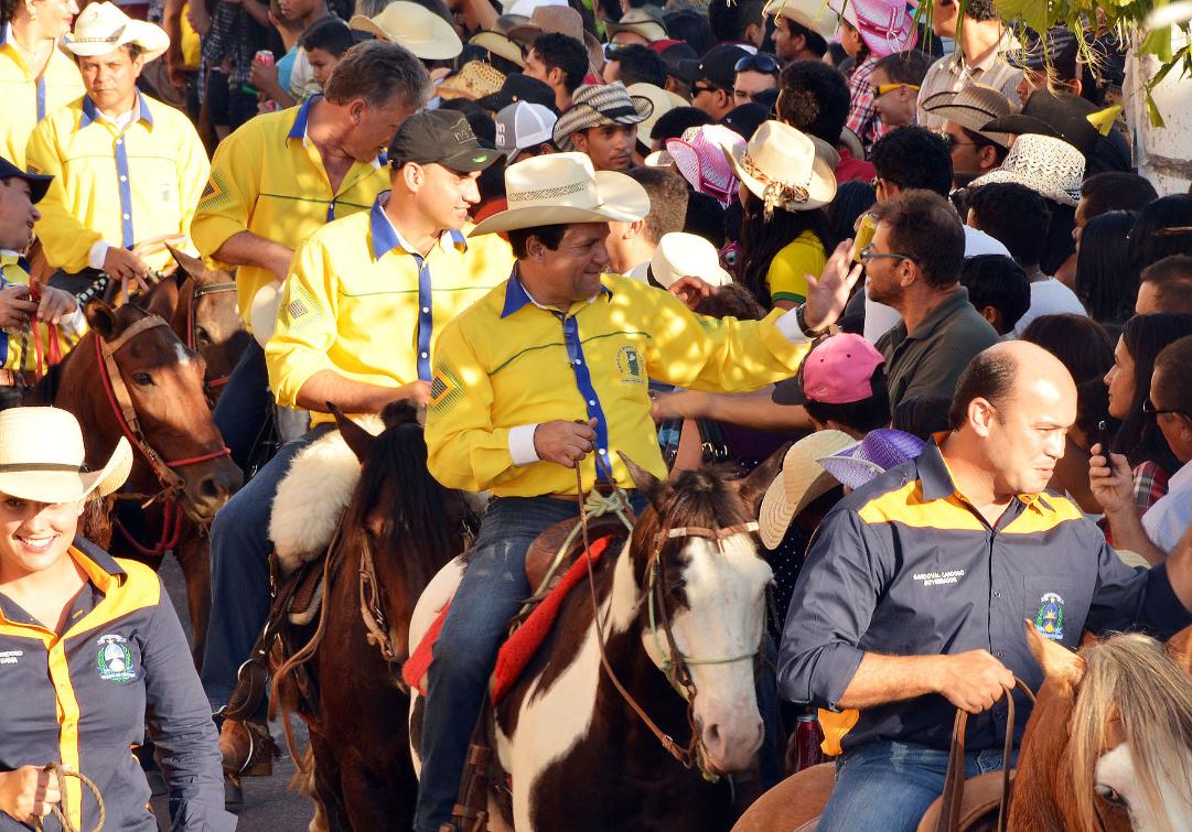 Damaso acena para o povo em Paraíso do Tocantins