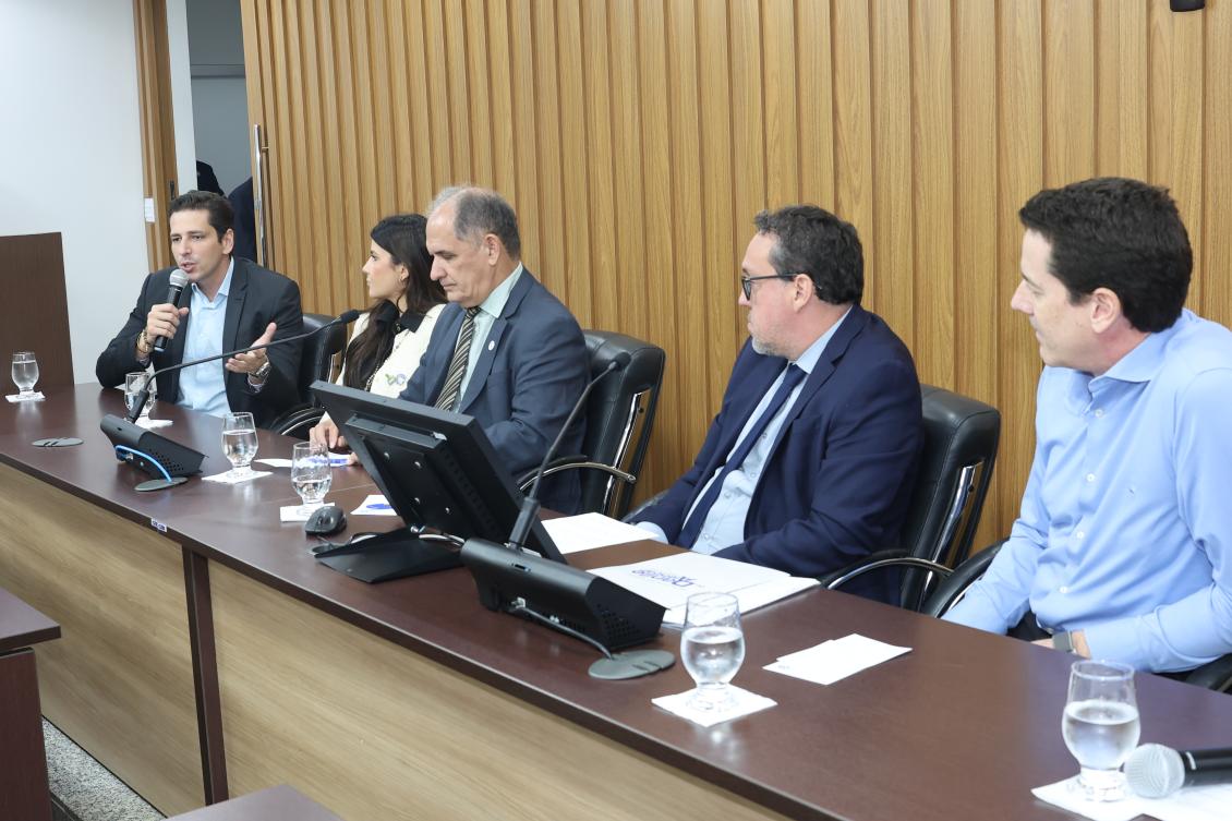 Deputado Olyntho Neto fala na audiência pública