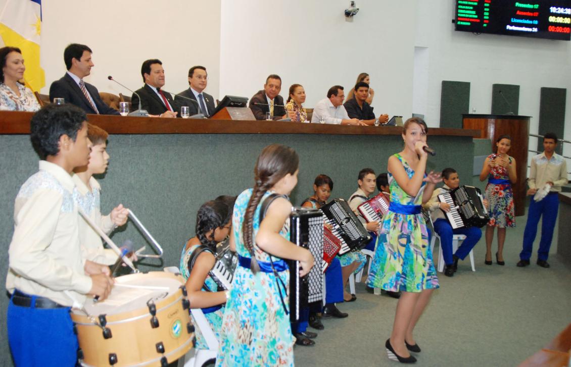 Sessão especial em homenagem aos profissionais da educação