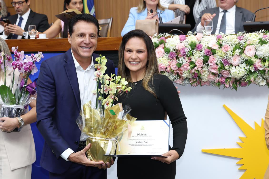 Nilton Franco e Manthura Zara durante sessão solene em homenagem ao Dia Internacional da Mulher, na 