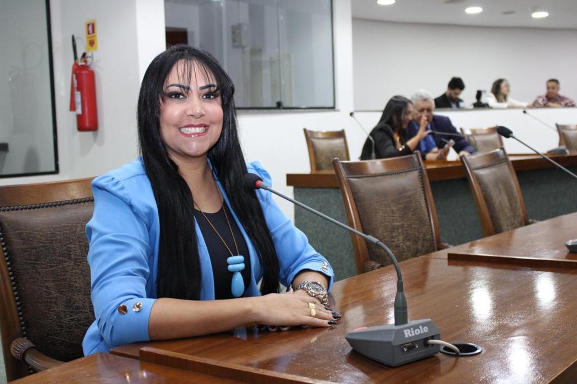 Professora Janad Valcari durante sessão na Aleto