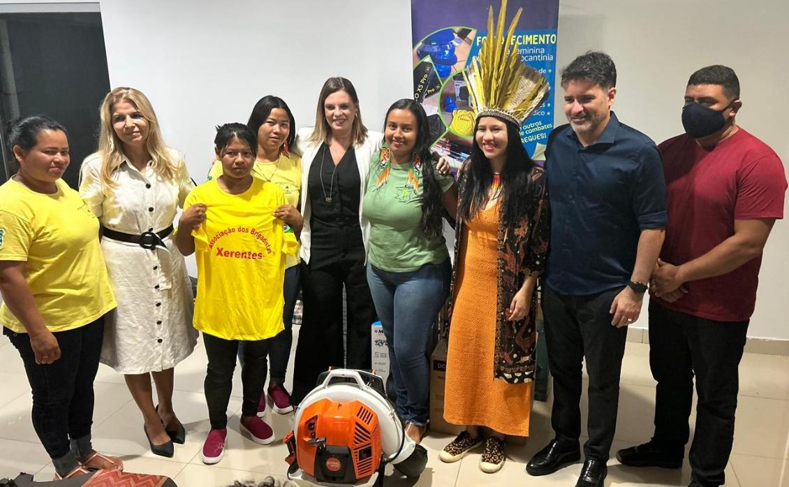 Brigada feminina recebe equipamentos 