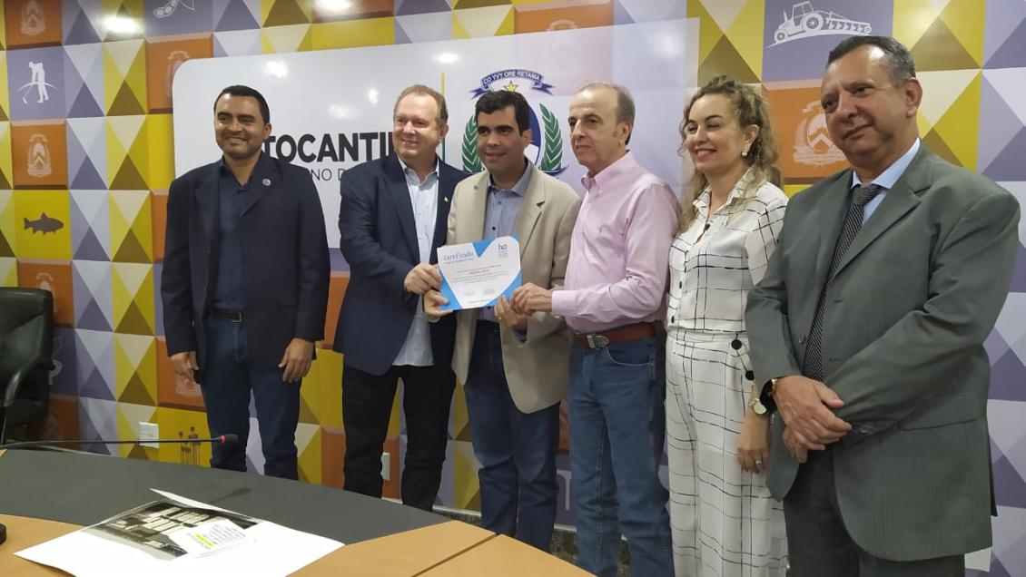 Ayres recebe o certificado de Amigo do Hospital de Amor Tocantins Ayres recebe o certificado de Amigo do Hospital de Amor Tocantins