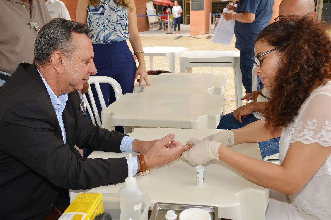 Presidente da AL, Antonio Andrade, faz o teste de glicemia