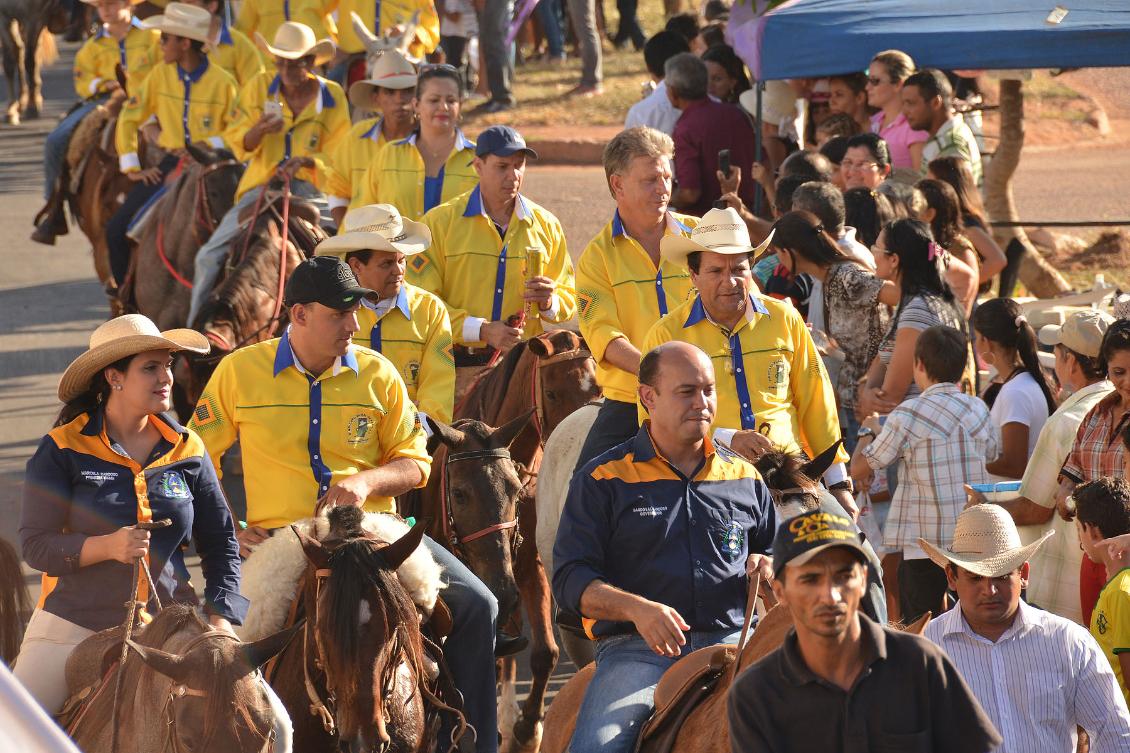Damaso acena para o povo em Paraíso do Tocantins