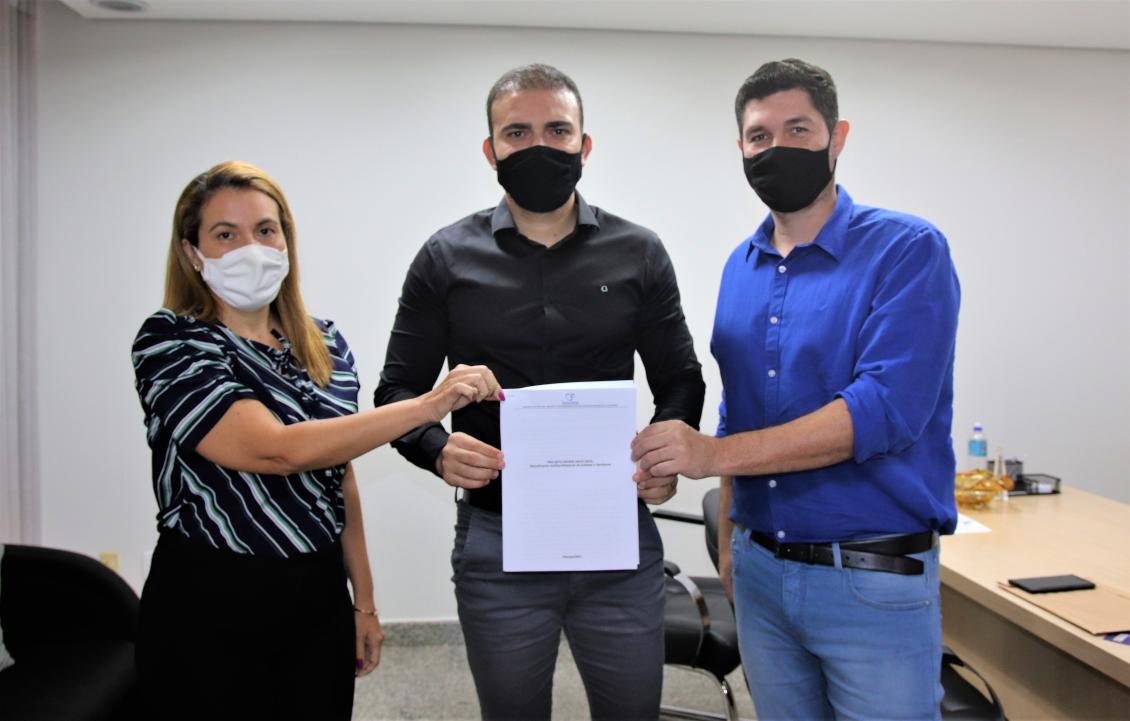 Léo Barbosa e representantes da Associação Anjo Azul, Rosa Helena e Hermando Soares.