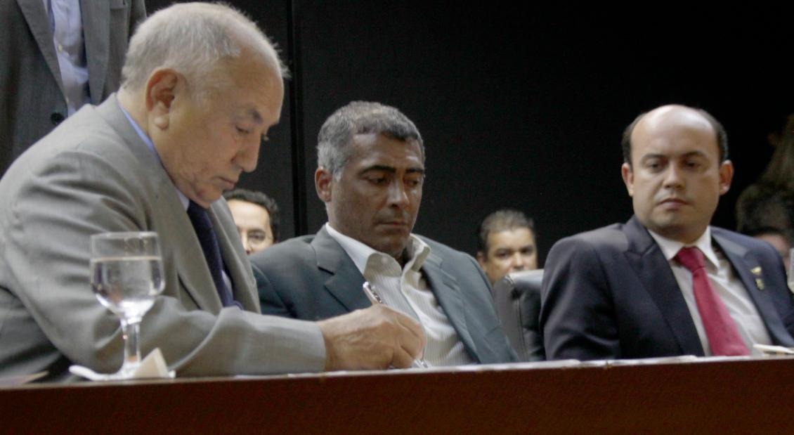 Siqueira assina mensagem para a assembleia. Siqueira assina mensagem para a assembleia.