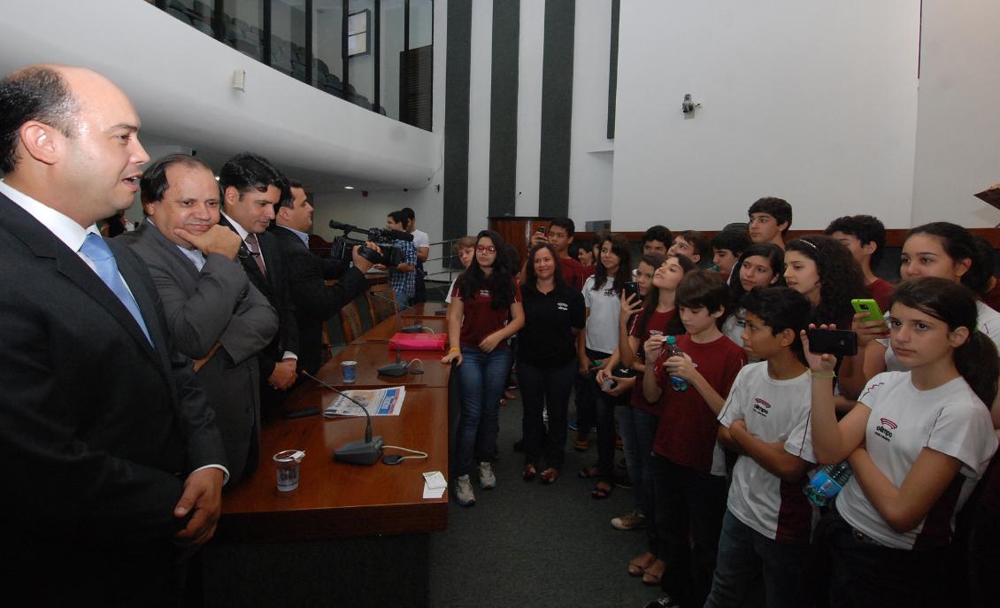 Deputados recebem estudantes do colégio Olimpo