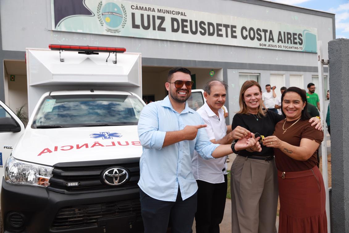 Deputada Claudia entrega ambulância para população de Bom Jesus 