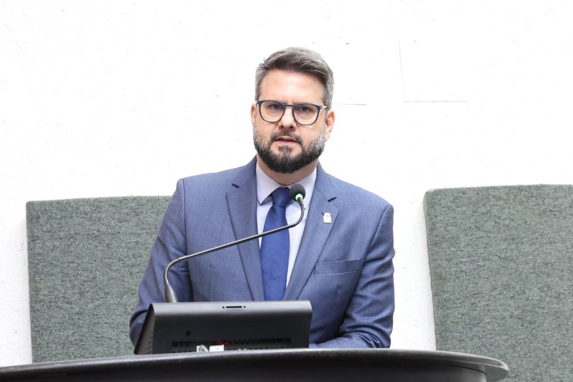 Mantoan durante discurso na tribuna do plenário da Aleto Mantoan durante discurso na tribuna do plenário da Aleto