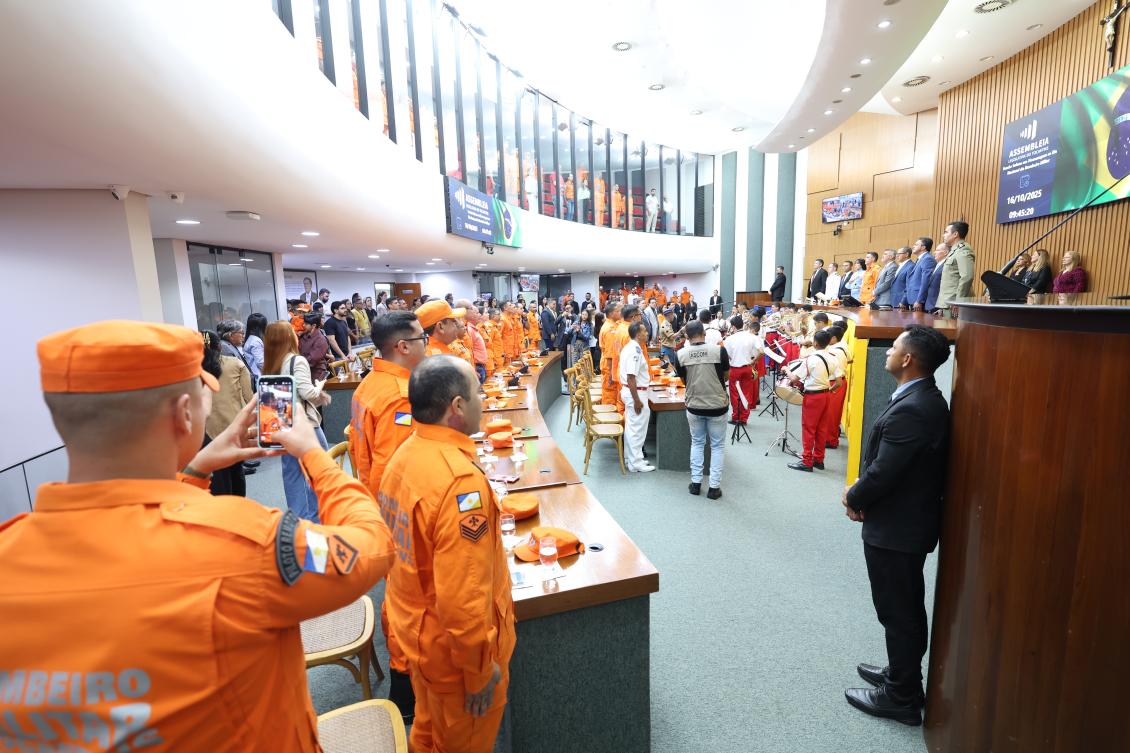 A homenagem foi alusiva ao Dia Nacional do Bombeiro Militar, comemorado em 2 de julho A homenagem foi alusiva ao Dia Nacional do Bombeiro Militar, comemorado em 2 de julho