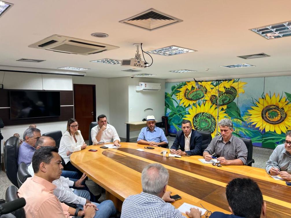 Deputado estadual Wiston Gomes e demais participantes da reunião