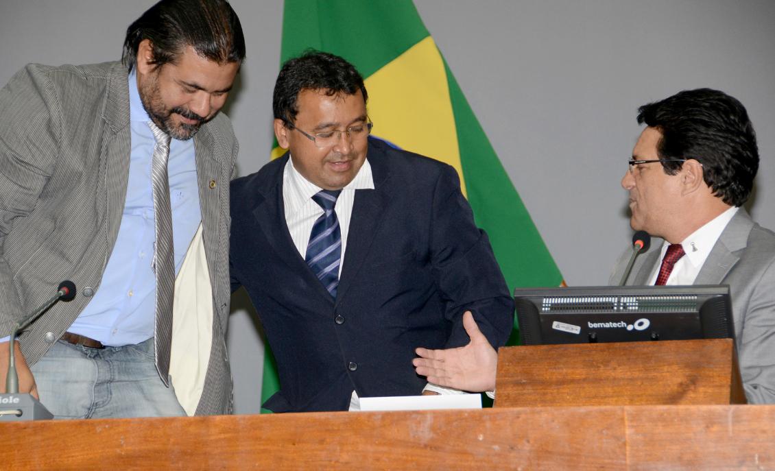 Elenil assina termo de posse na Assembleia Legislativa