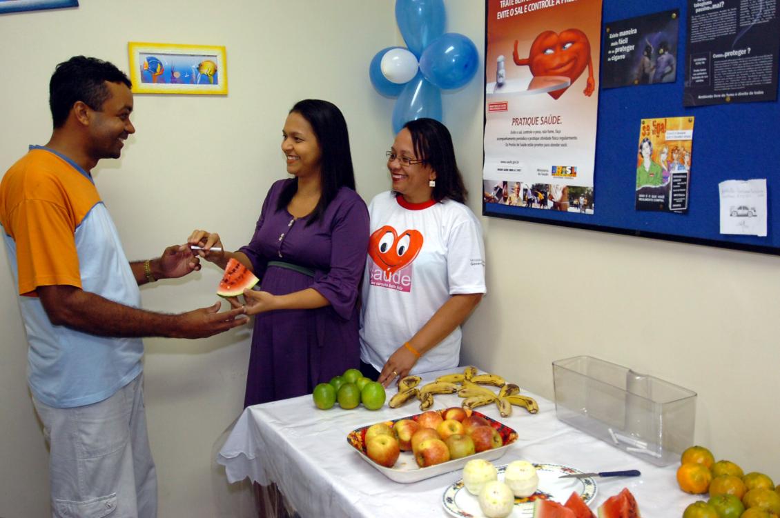 Servidor troca cigarro por uma fruta Servidor troca cigarro por uma fruta