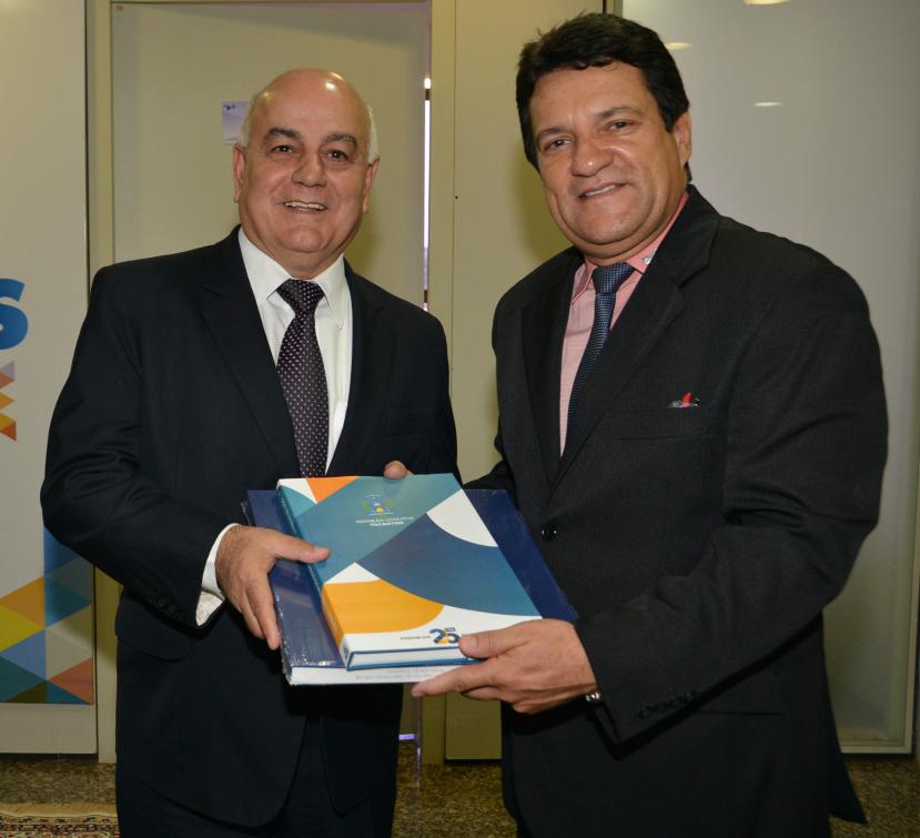 Presidente Osires Damaso entrega histórico da AL ao presidente da Assembleia de Goiás