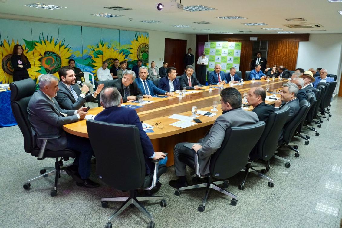 Olyntho reuniu representantes dos Três Poderes, TCE, MPTO e DPE-TO para discutir o orçamento Olyntho reuniu representantes dos Três Poderes, TCE, MPTO e DPE-TO para discutir o orçamento