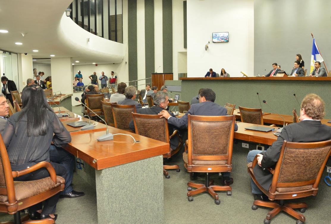 Deputados apreciam matérias em plenário. Deputados apreciam matérias em plenário.