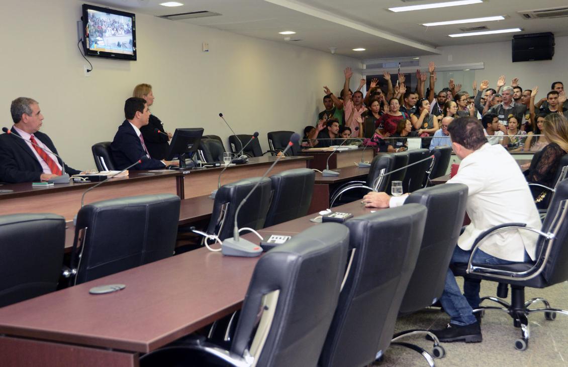 Servidores em greve acompanham reunião da CCJ na Assembleia Legislativa