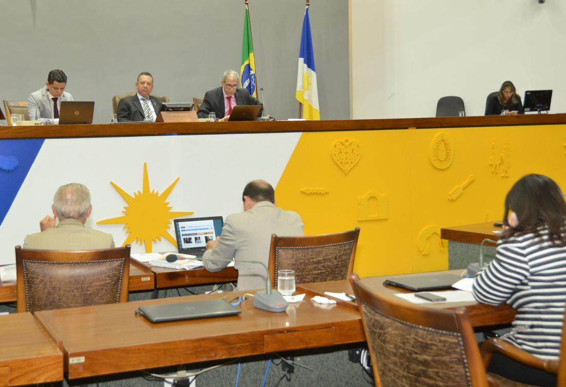 No plenário, deputados discutem valor estimado da obra.