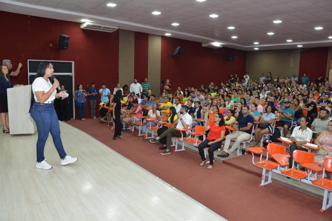 A deputada Professora Janad Valcari representou o presidente Amélio Cayres no evento