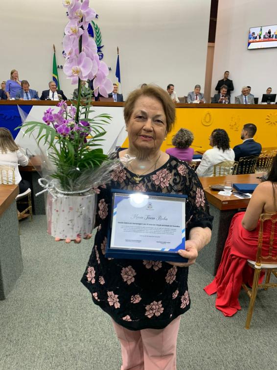 Braço direito do Siqueira, Maria Tereza Rocha foi a escolhida de Mantoan para receber a homenagem