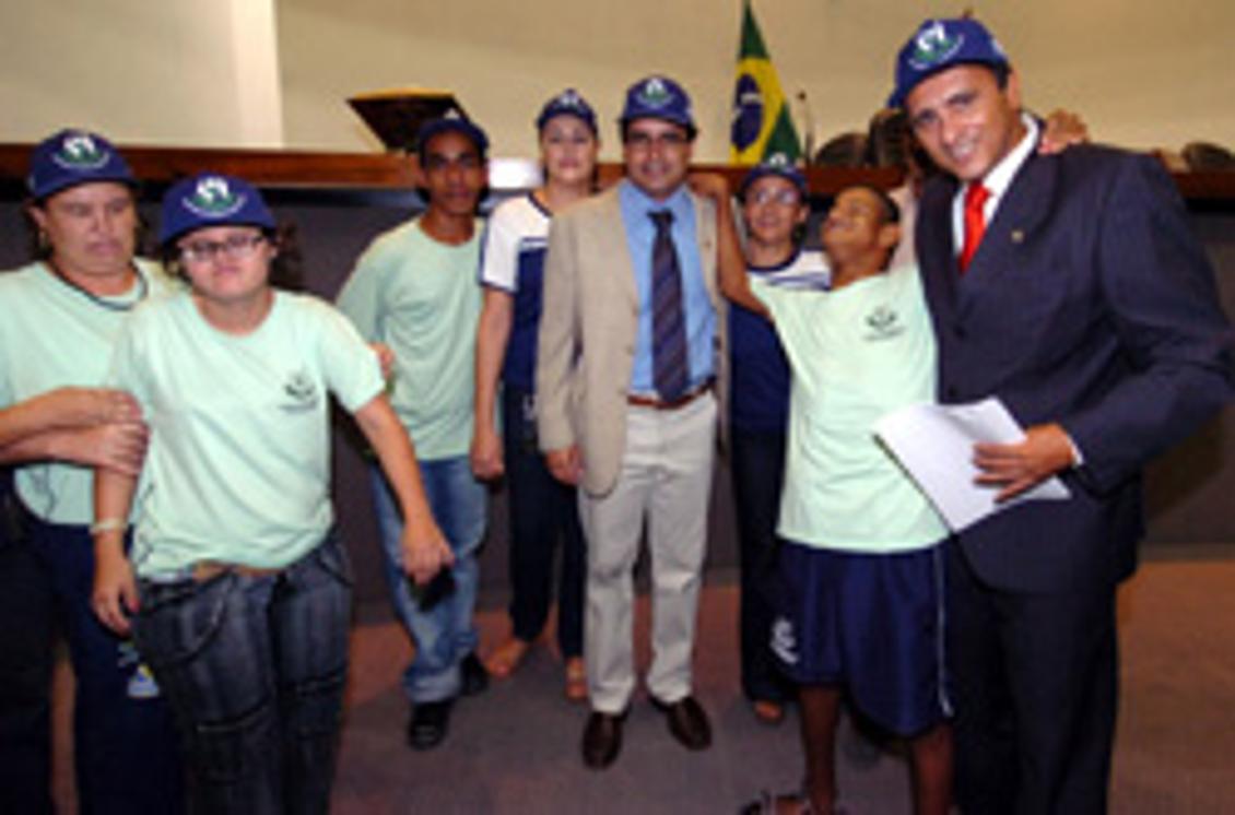 Deputados acompanham visita de apaeanos Deputados acompanham visita de apaeanos