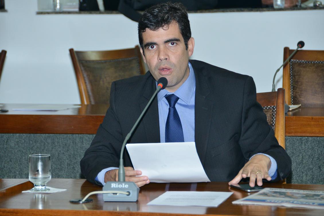Ricardo Ayres quer informações a respeito de doação de terrenos em Luzimangues