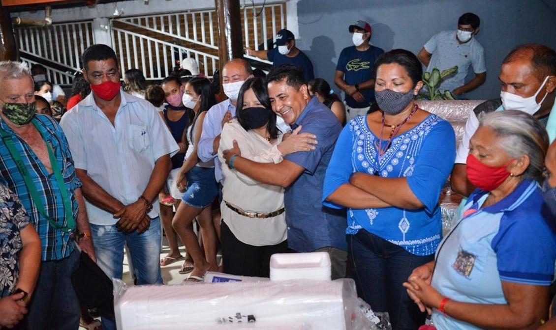 O anfitrião João Maria recebe a deputada no pouso da folia O anfitrião João Maria recebe a deputada no pouso da folia