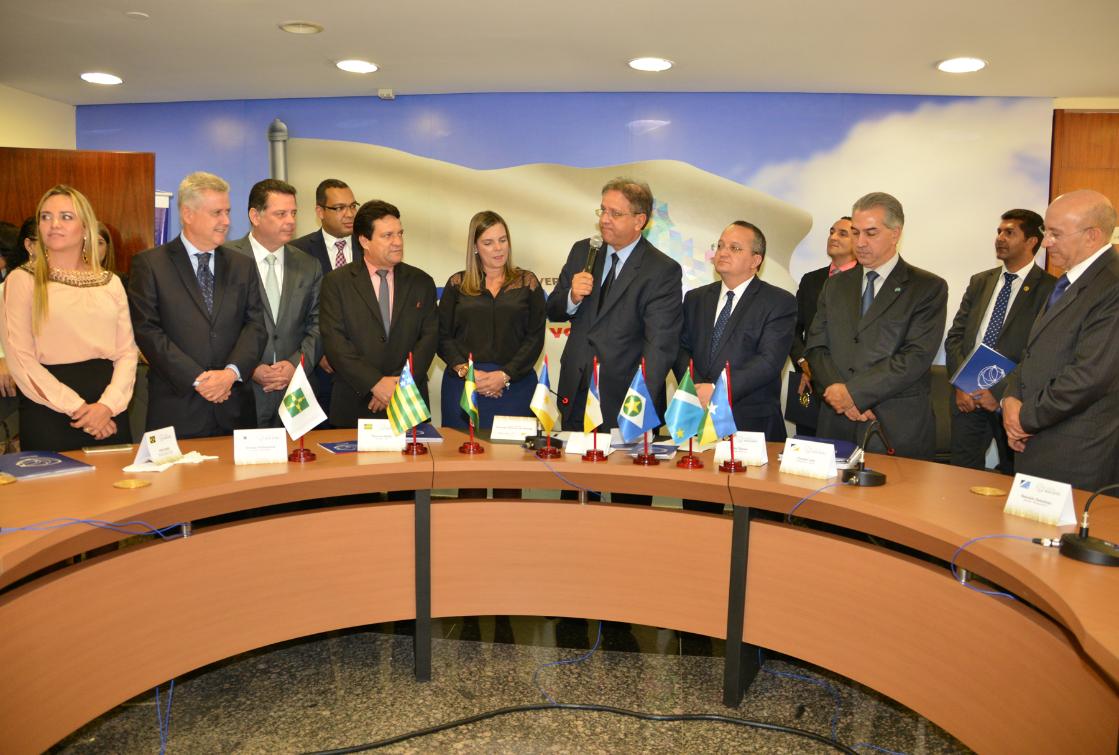 Presidente Osires Damaso ladeado por governadores do Brasil Central